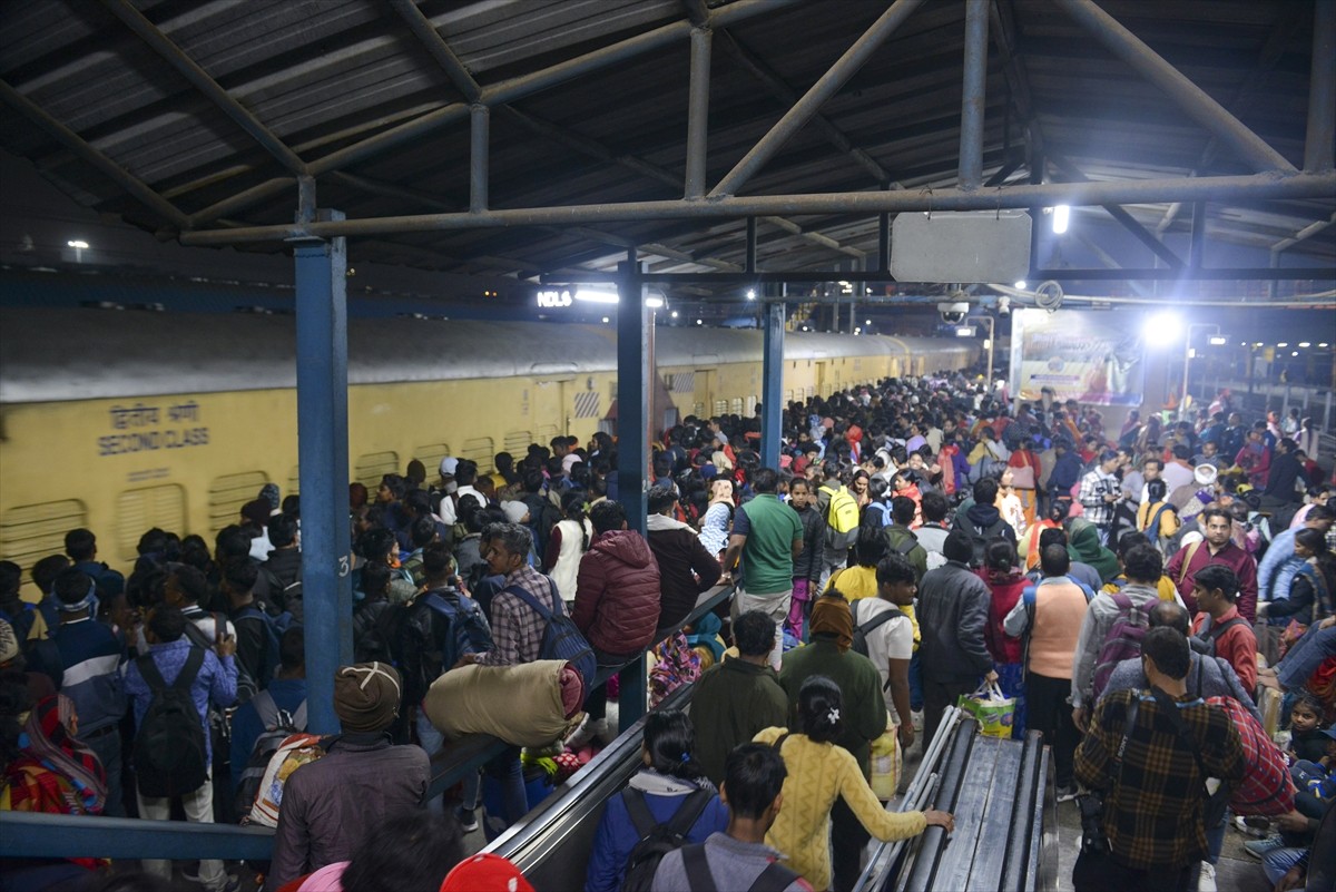 Hindistan'ın başkenti Yeni Delhi'deki bir tren istasyonunda yaşanan izdihamda en az 16 kişi öldü...