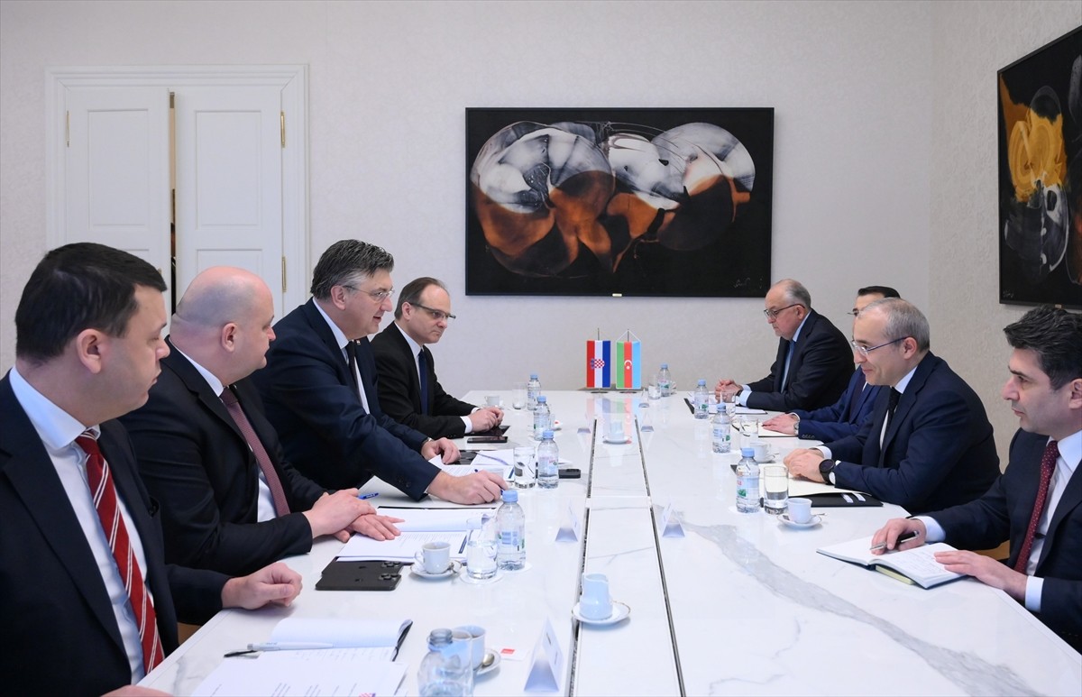 Hırvatistan Başbakanı Andrej Plenkovic (sol 3), Hırvatistan ve Azerbaycan arasında başkent...