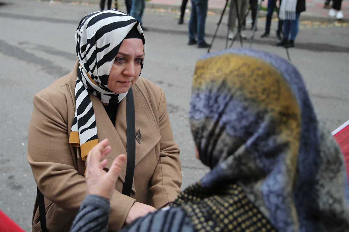 Hizmet-İş Sendikası Genel Merkez Kadın Komite Başkanı Hatice Ayhan (sağda), dağa kaçırılan...