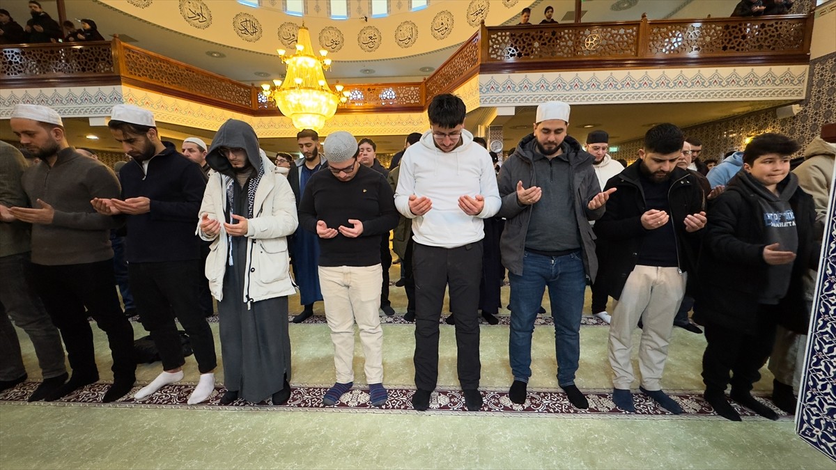 Hollanda'da yaklaşık 850 genç, Schiedam kentindeki Milli Görüş Teşkilatlarına bağlı Yıldız İslam...