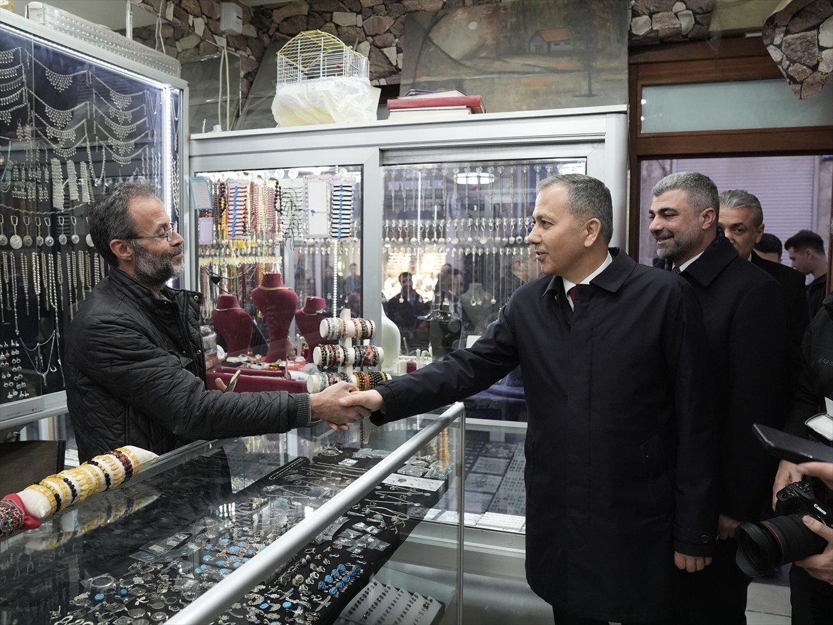 İçişleri Bakanı Ali Yerlikaya, Mardin'de çeşitli ziyaretler gerçekleştirdi. Merkez Artuklu...