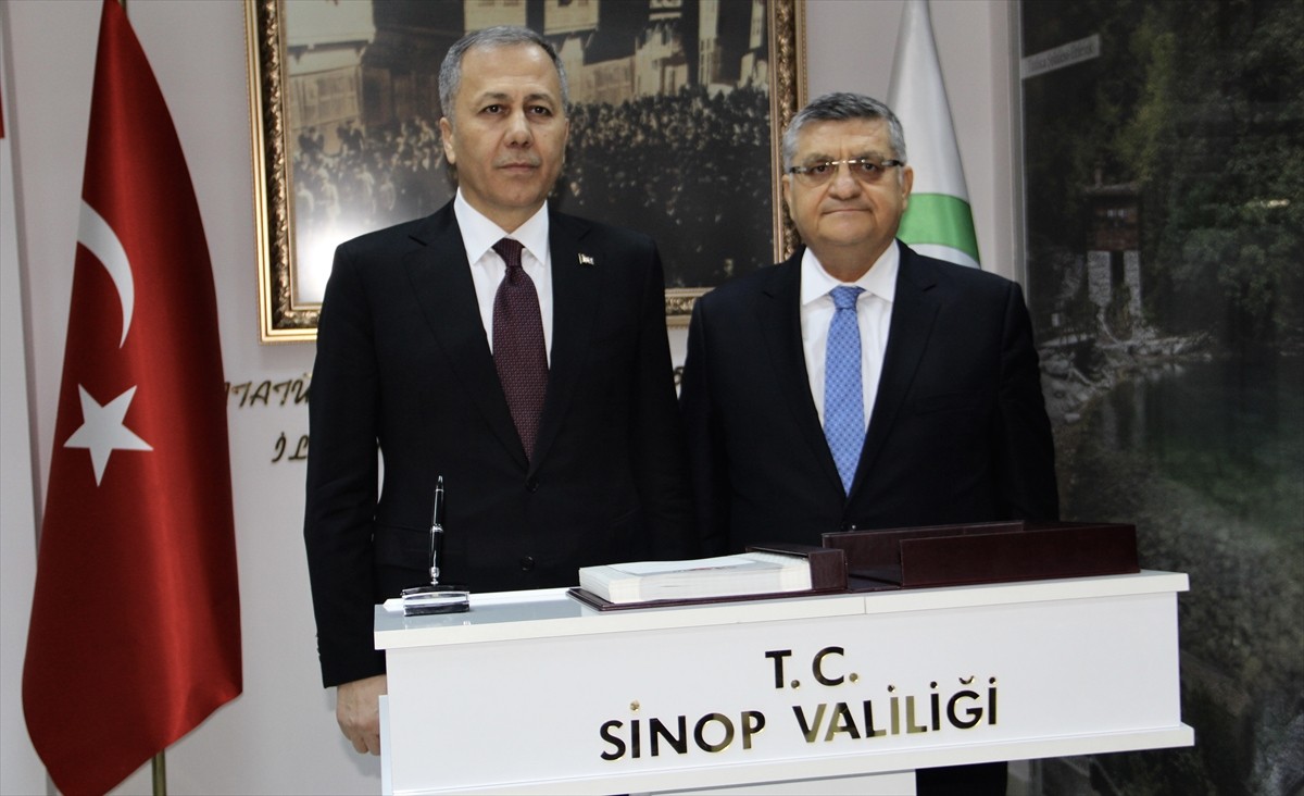 İçişleri Bakanı Ali Yerlikaya, programı kapsamında geldiği Sinop'ta, Valiliği ziyaret etti. Bakan...