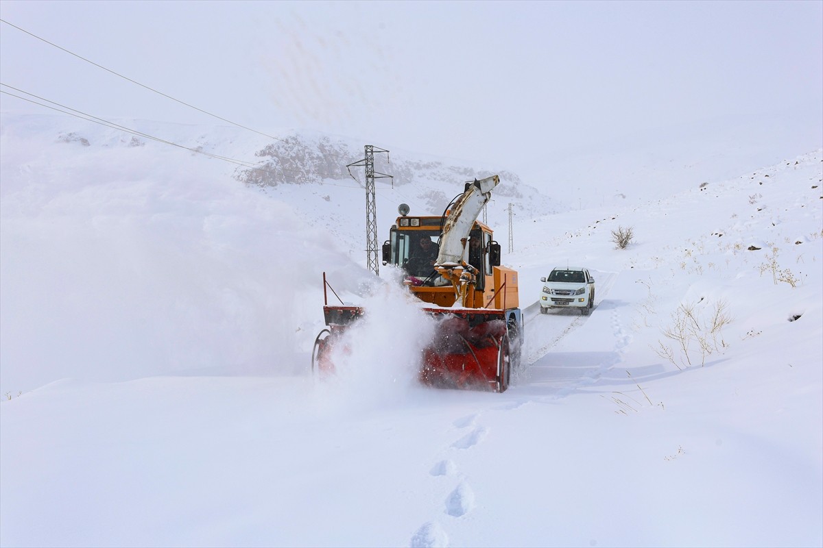 Iğdır'da etkili olan kar yağışı nedeniyle kapanan 75 köy yolu, karla mücadele çalışmalarının...