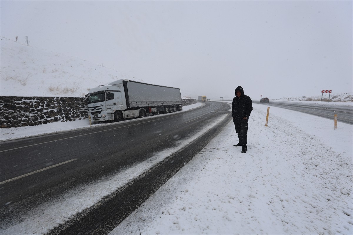 Iğdır'da etkili olan kar yağışı ve tipi, Iğdır-Ağrı kara yolunda ulaşımda aksamalara neden oldu....