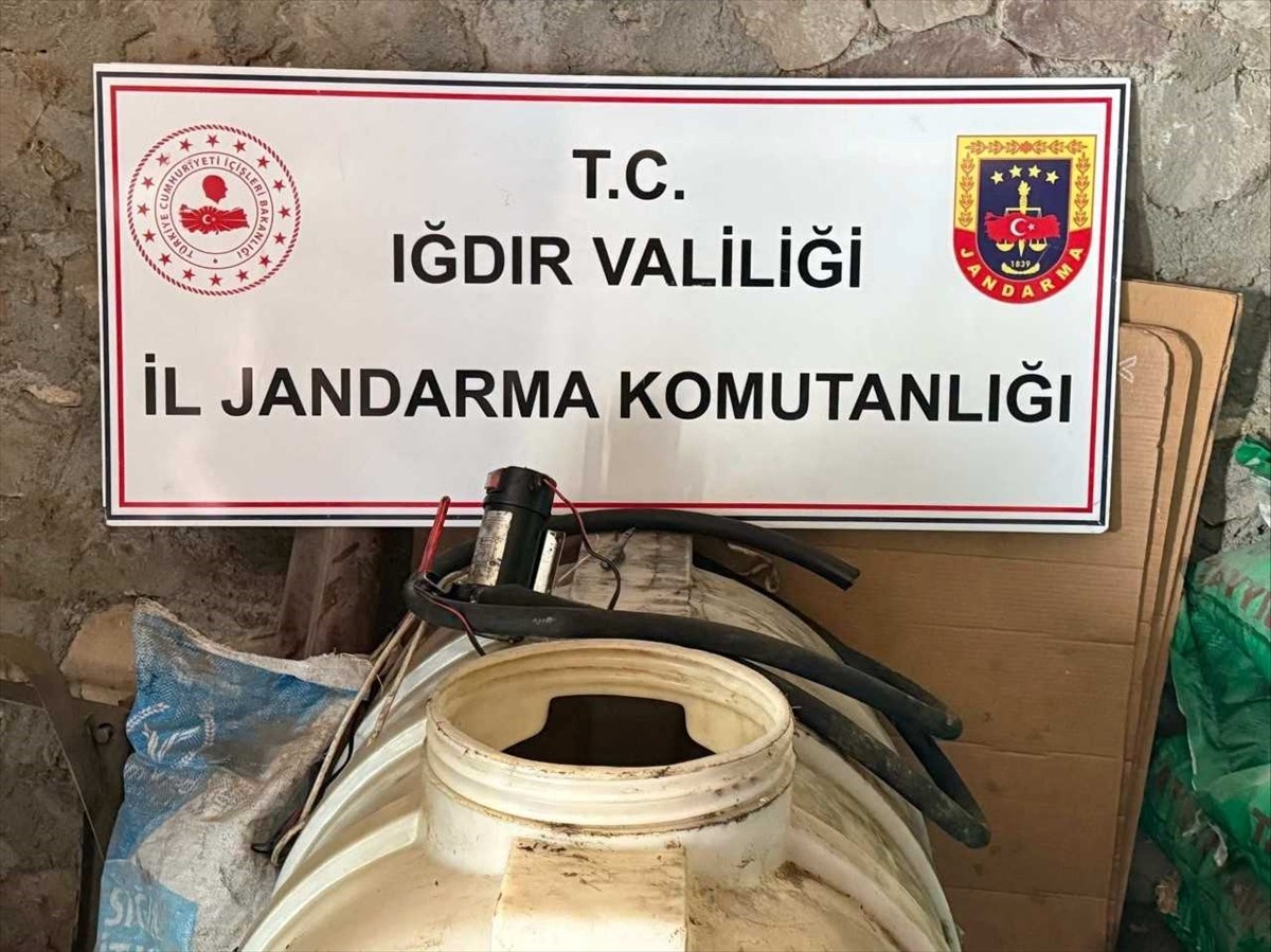 Iğdır'da, evinin odunluğunda kurduğu sistemle kaçak akaryakıt sattığı iddia edilen şüpheli...