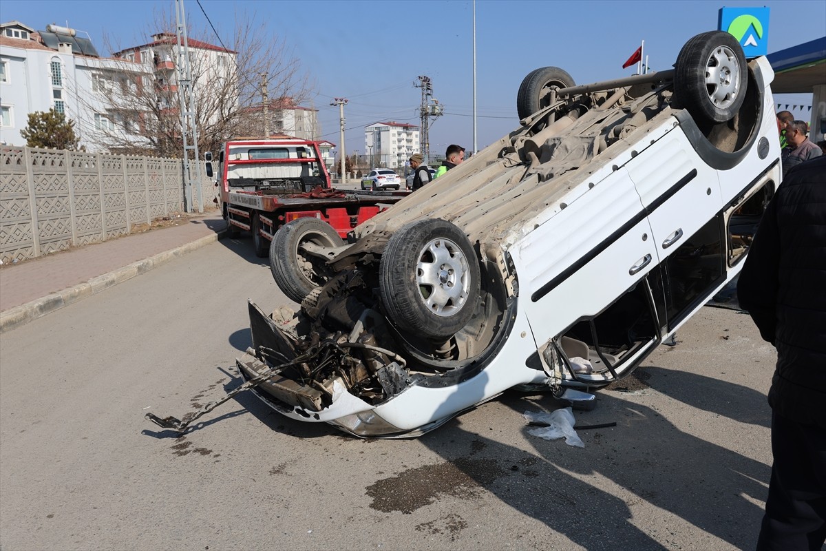 Iğdır'da, hafif ticari aracın devrilmesi sonucu 2 kişi yaralandı.