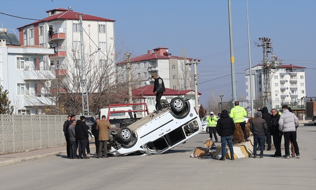 Iğdır'da, hafif ticari aracın devrilmesi sonucu 2 kişi yaralandı.