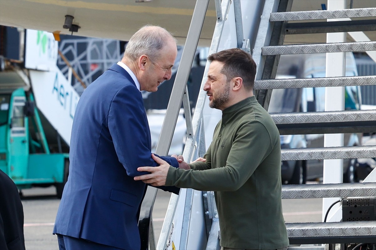 İrlanda Başbakanı Micheal Martin, İrlanda'nın Shannon Havalimanı'nda Ukrayna Devlet Başkanı...