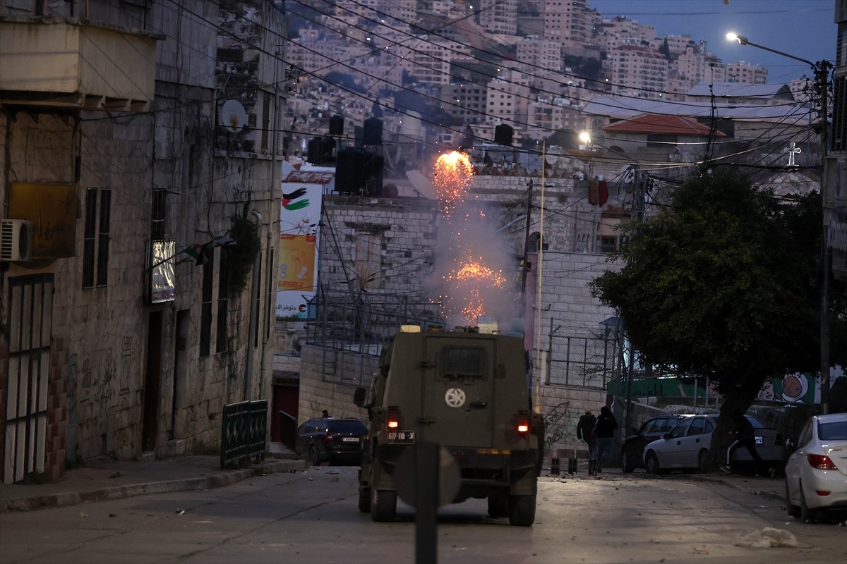 İşgal altındaki Batı Şeria’nın Nablus kentine baskın düzenleyen İsrail askerlerinin saldırısında...