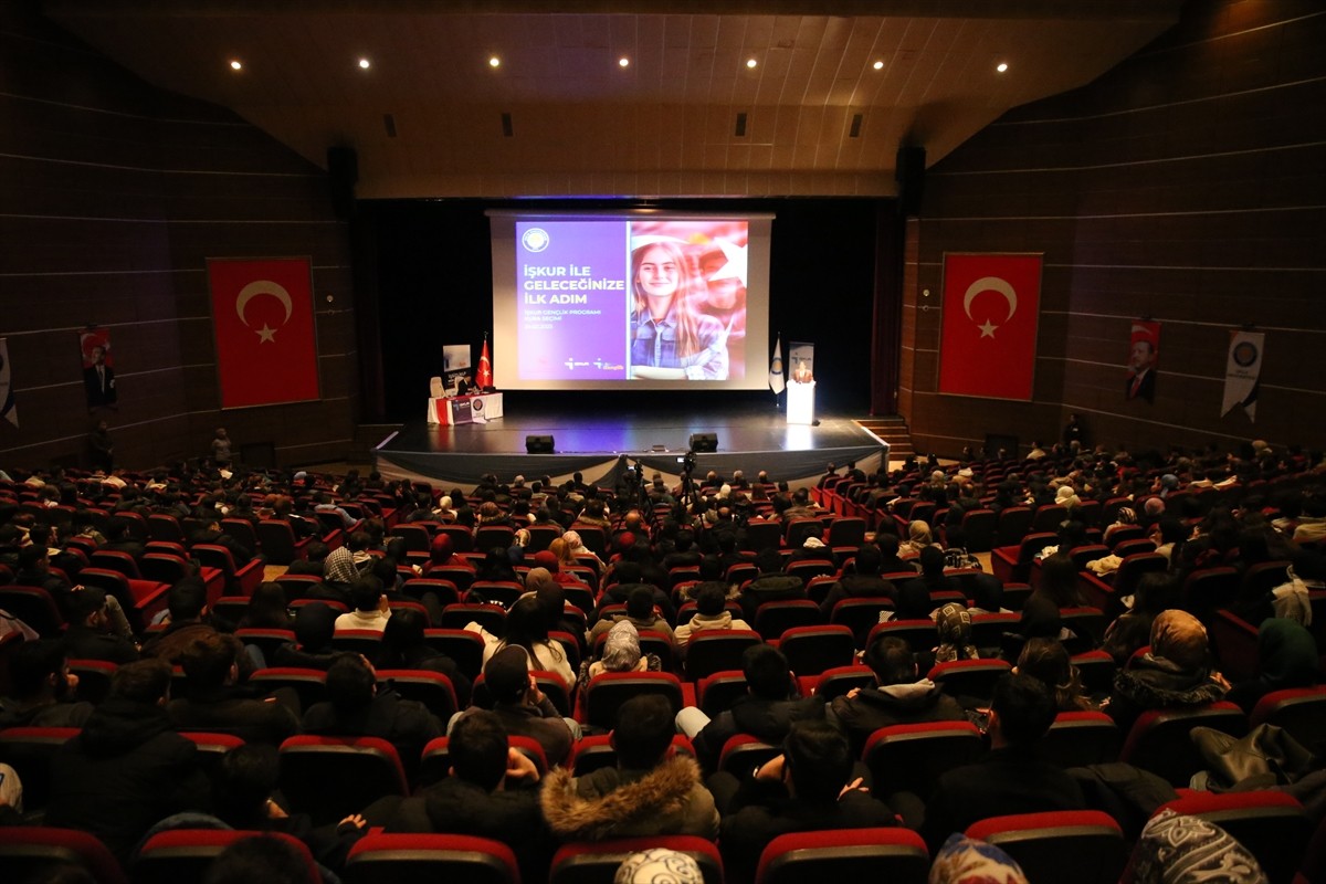  İŞKUR Gençlik Programı kapsamında kurayla belirlenen 1201 öğrenci Dicle Üniversitesi'nde (DÜ)...