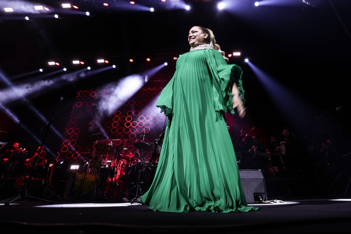 İspanyol müziğinin Grammy ödüllü sesi Buika ile arabesk ve pop müzik şarkıcısı Kibariye...