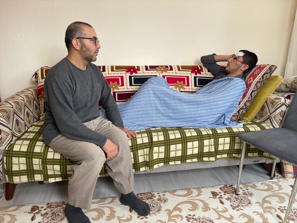 Isparta'da sahipsiz köpeklerden kaçarken düşerek kafasını kaldırıma çarpan 16 yaşındaki Salih...