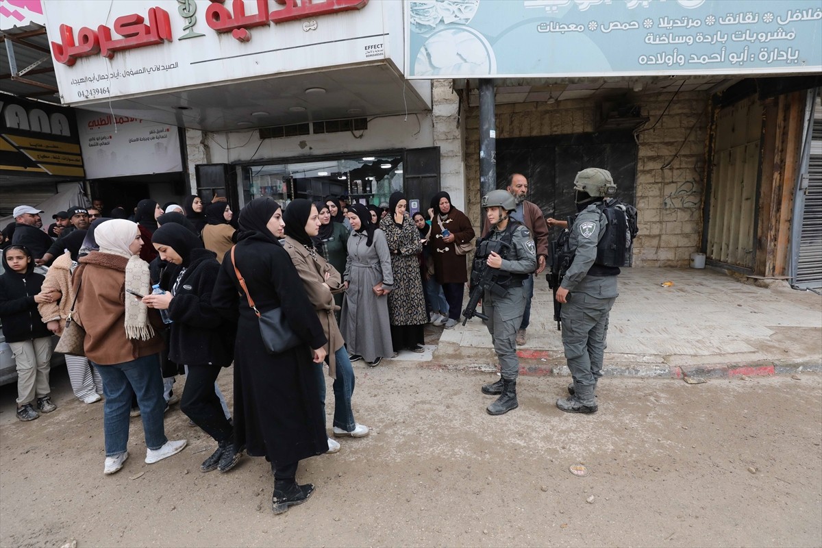 İsrail ordusu, işgal altındaki Batı Şeria'nın kuzeyinde yer alan Cenin Mülteci Kampı'nda binlerce...