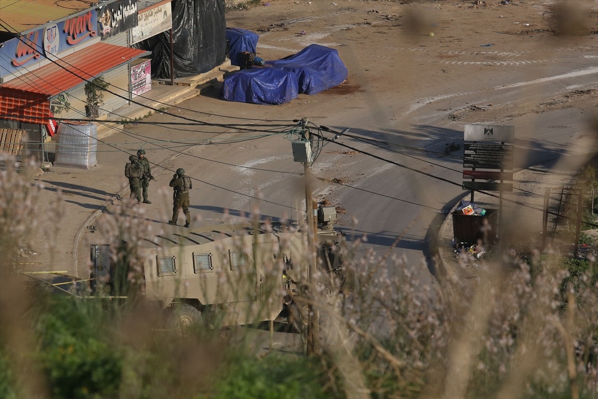 İsrail ordusu, onlarca askeri araç ve buldozer eşliğinde Tubas kentine bağlı Faria Mülteci...
