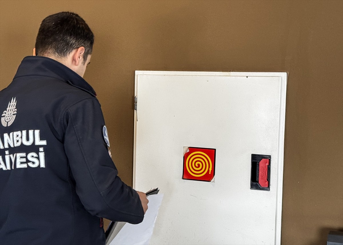 İstanbul'da 3 ilçede oluşturulan "Yangın Önlemleri Denetim Komisyonu" kamu kurumlarında ve iş...