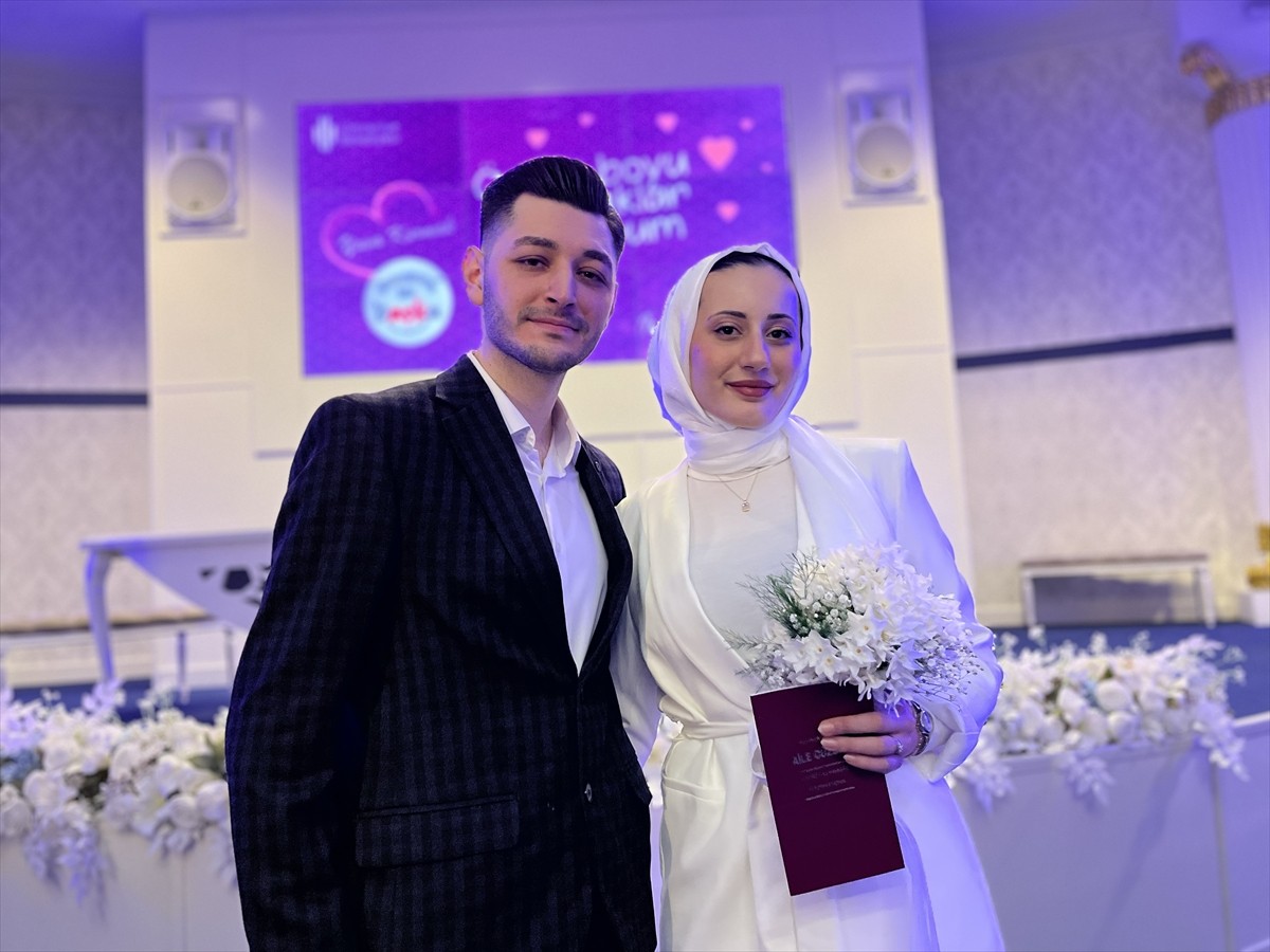 İstanbul'da 407 çift, evlenmek için 14 Şubat Sevgililer Günü'nü tercih etti. Evlenmek için...