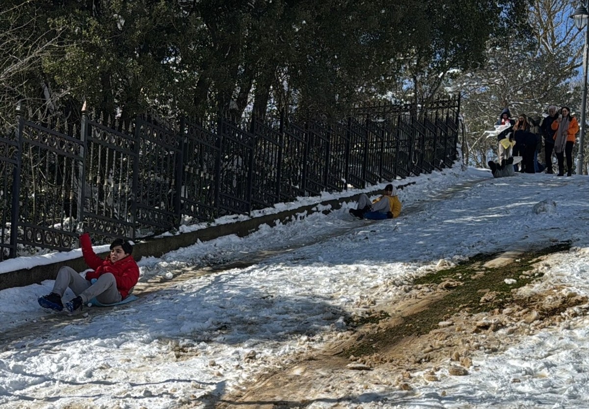 İstanbul'da aralıklarla etkisini artırarak devam eden kar yağışının tadını, tatili fırsat bilen...