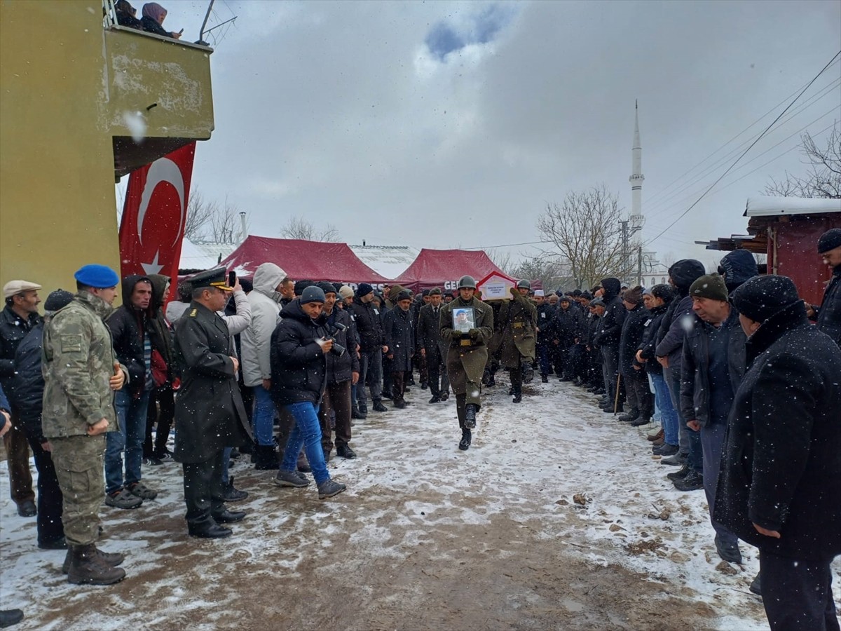 İstanbul'da askeri görevini yaptığı birliğinde kalp krizi sonucu yaşamını yitiren piyade er...