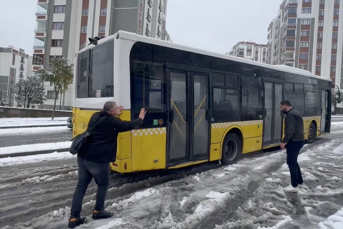 İstanbul'da bazı bölgelerde yer yer şiddetini artıran kar yağışı nedeniyle sürücüler zor anlar...