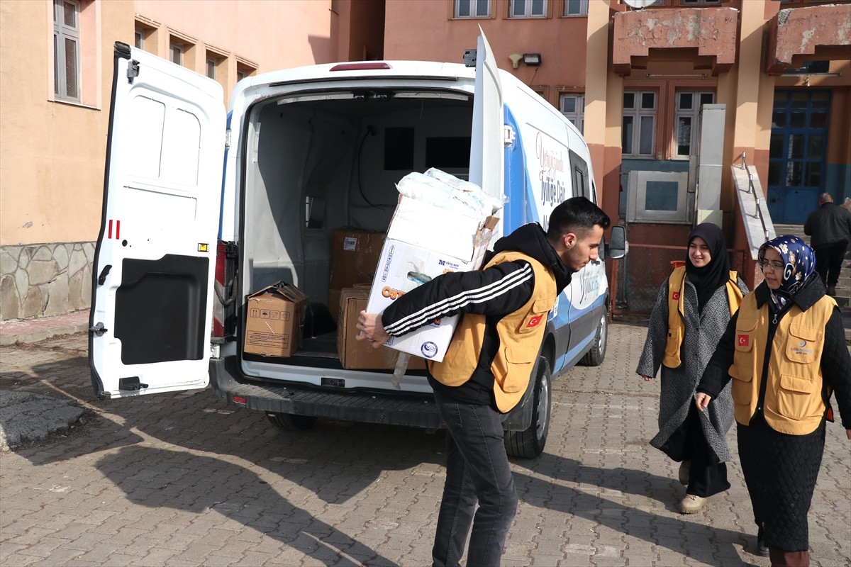 İstanbul'da bir özel okulun öğrencileri, Ağrı'daki köy okulunda eğitim gören çocuklara giysi...