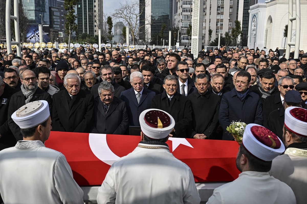 İstanbul'da bir süredir akciğer kanseri nedeniyle tedavi gördüğü hastanede dün vefat eden 78...