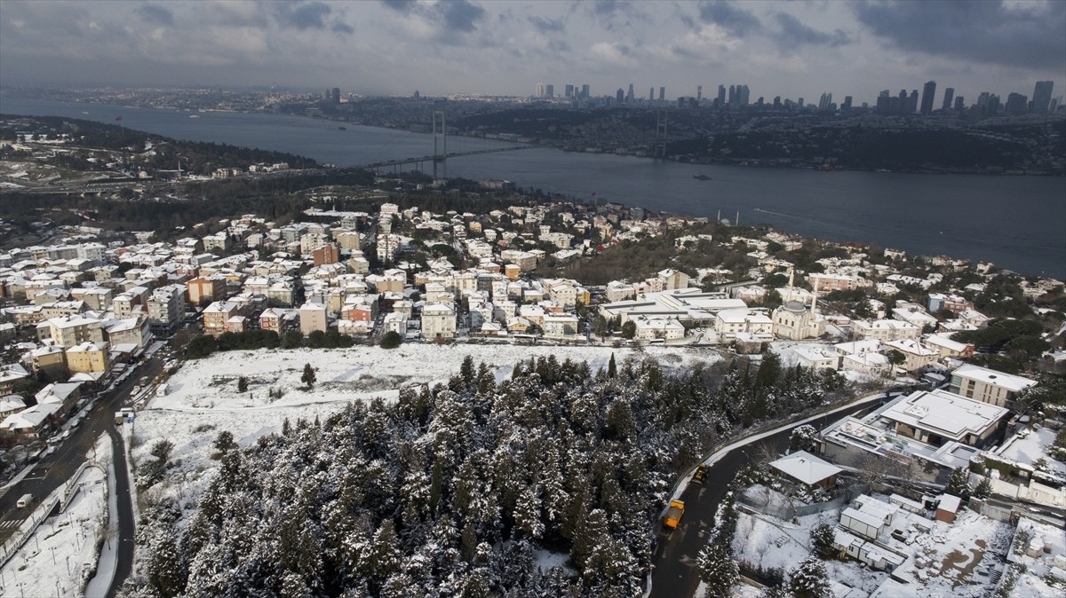 İstanbul'da dünden beri aralıklarla devam eden kar yağışı, kenti beyaza bürüdü.