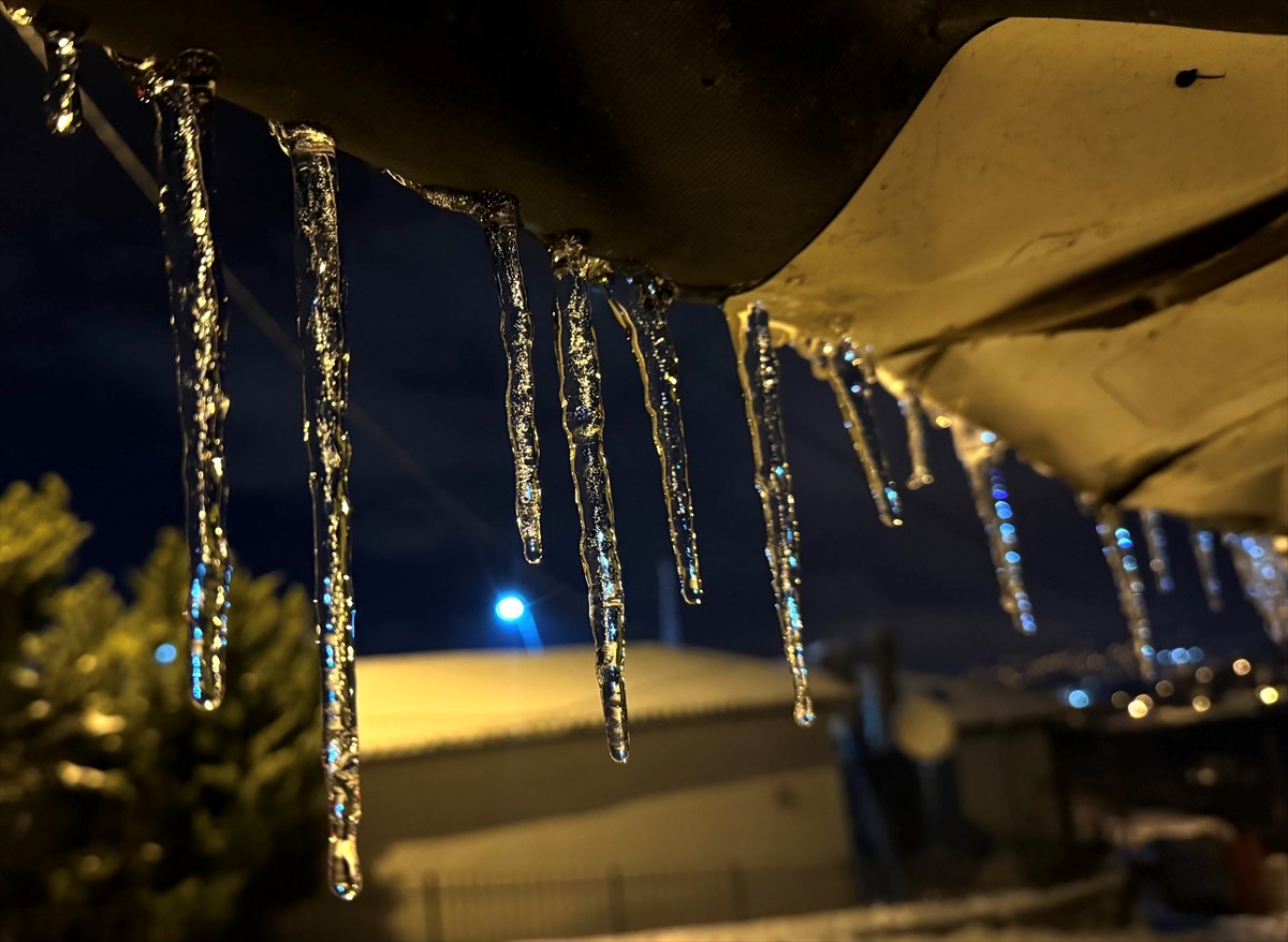 İstanbul'da gece saatlerinde aralıklarla yağan kar bazı ilçelerde şiddetini artırırken, soğuk...