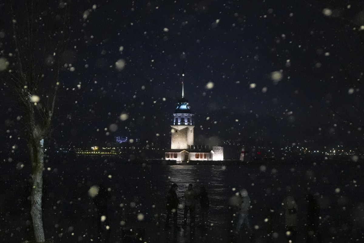 İstanbul'da gün boyunca aralıklarla devam eden kar yağışı, Üsküdar ve çevresinde etkili...