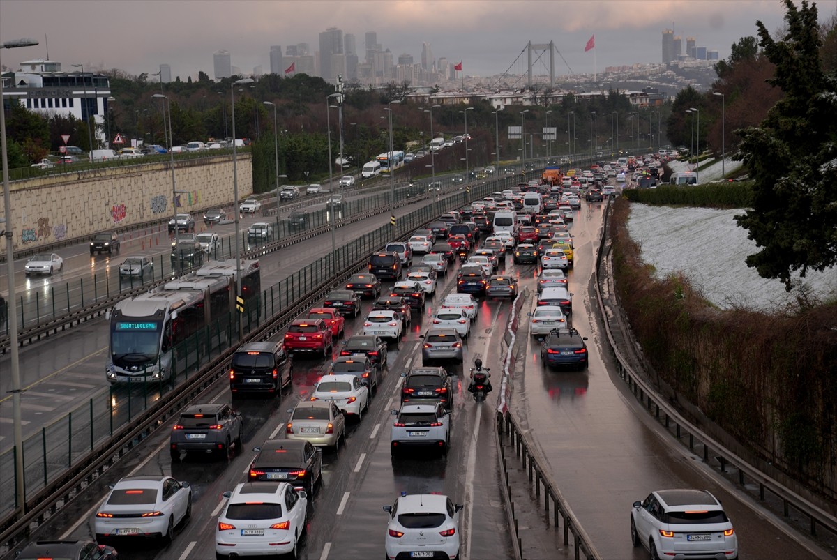 İstanbul'da kar yağışının etkisiyle bazı bölgelerde trafik yoğunluğu oluştu.