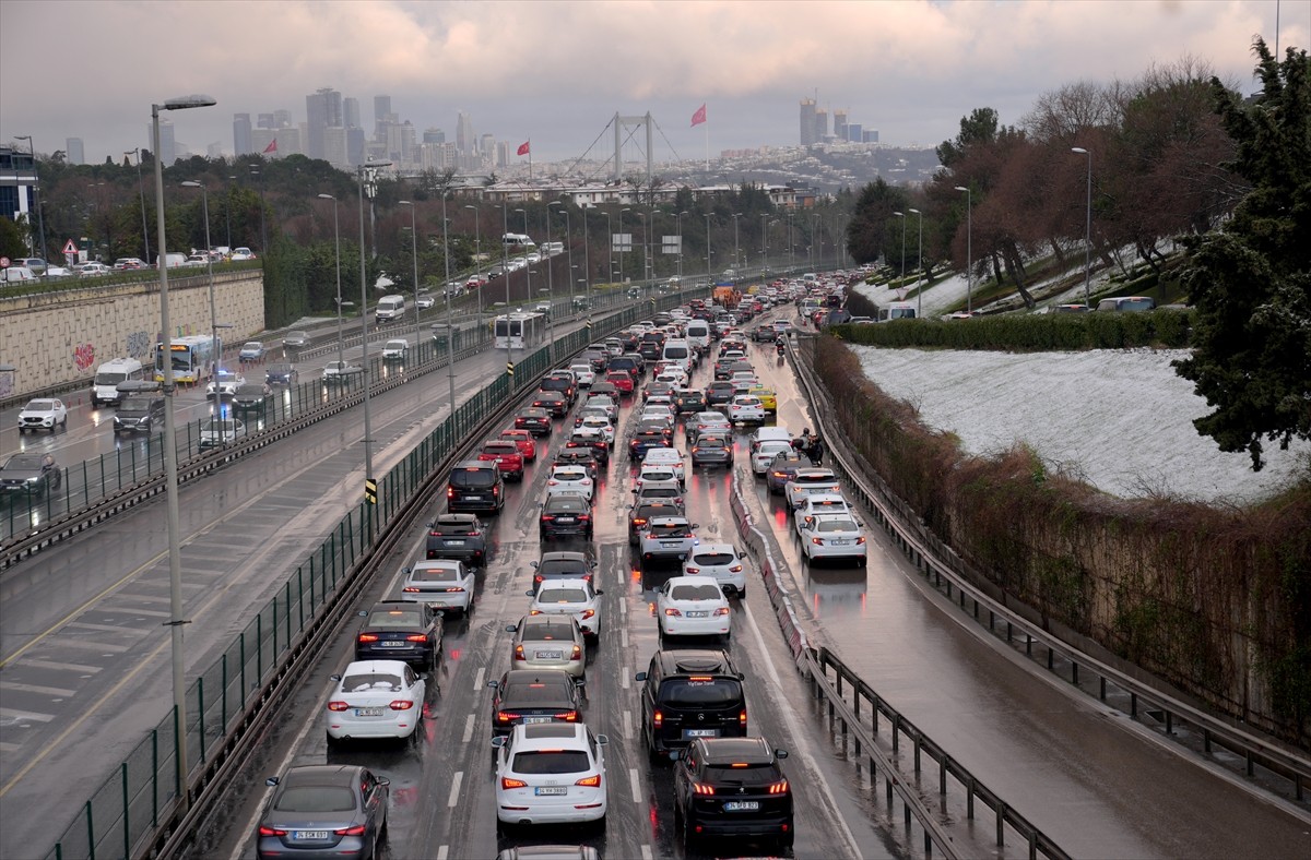 İstanbul'da kar yağışının etkisiyle bazı bölgelerde trafik yoğunluğu oluştu.