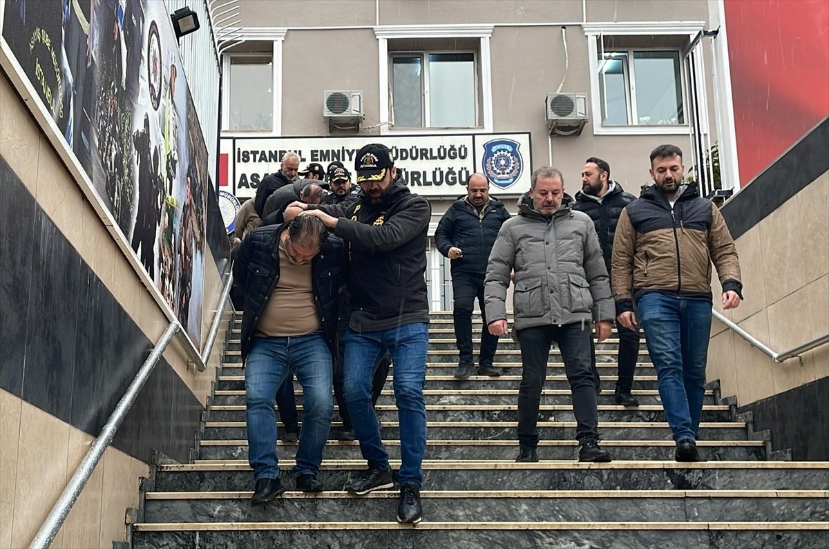 İstanbul'da kendilerini iş insanı olarak tanıtıp yurt dışından ucuza araç getirecekleri vaadiyle...