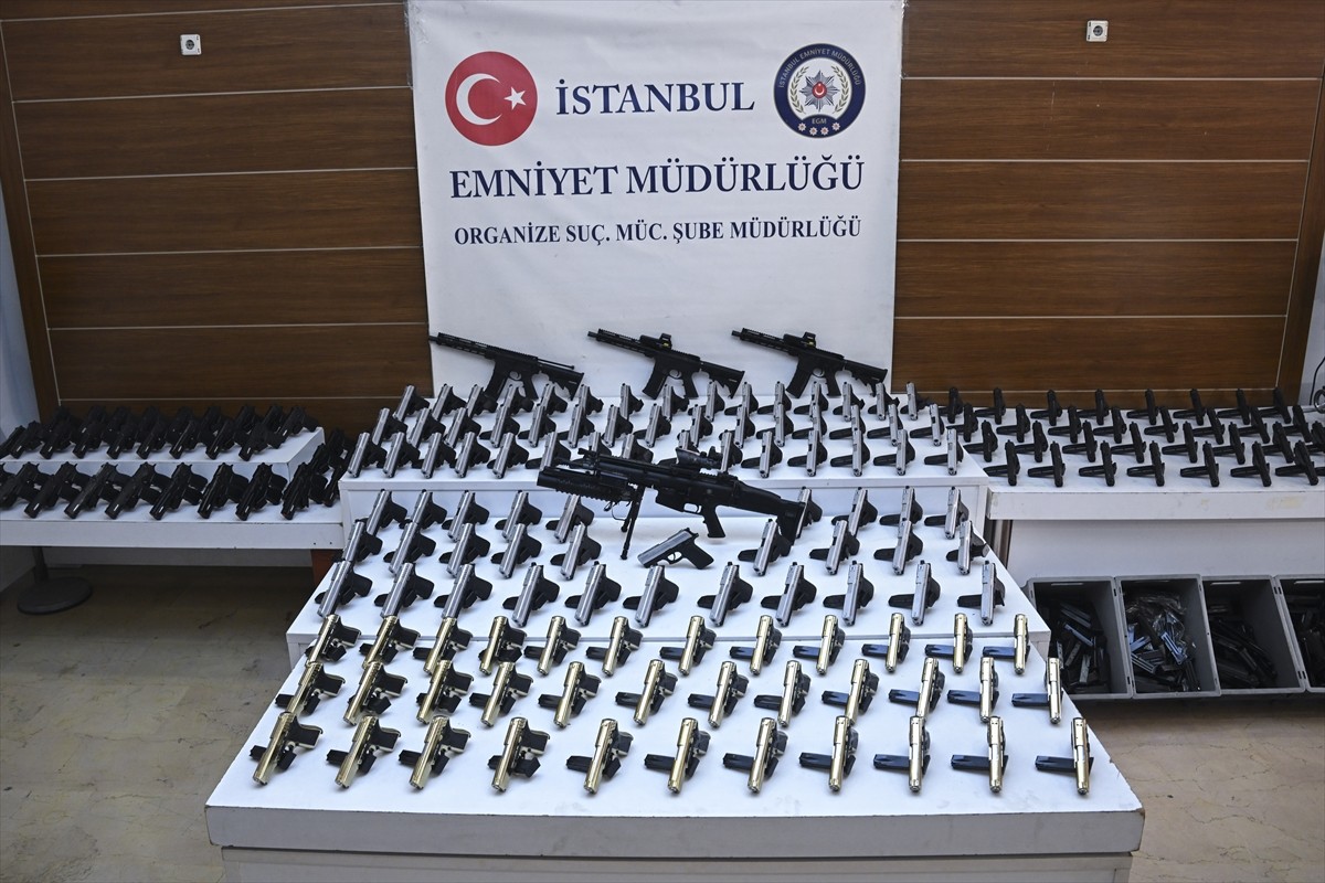 İstanbul'da kurusıkıdan dönüştürülen 114 tabanca ile 4 uzun namlulu silahın ele geçirildiği kaçak...