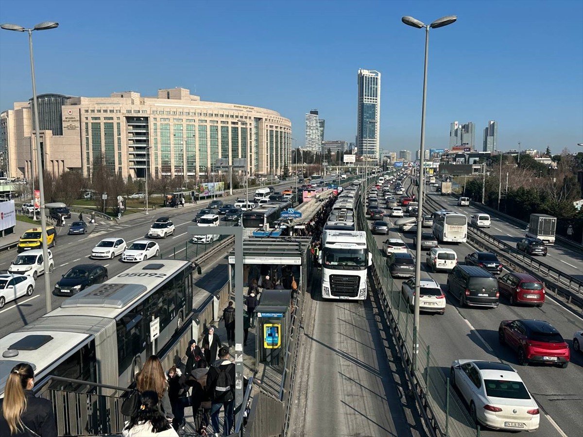 İstanbul'da, Okmeydanı Hastane durağında bir metrobüsün arızalanması nedeniyle yoğunluk...