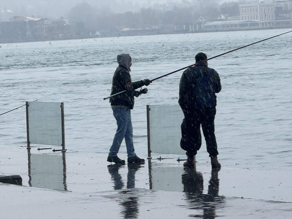 İstanbul'da sabah saatlerinden itibaren etkili olan kar yağışına aldırmayan bazı vatandaşlar...