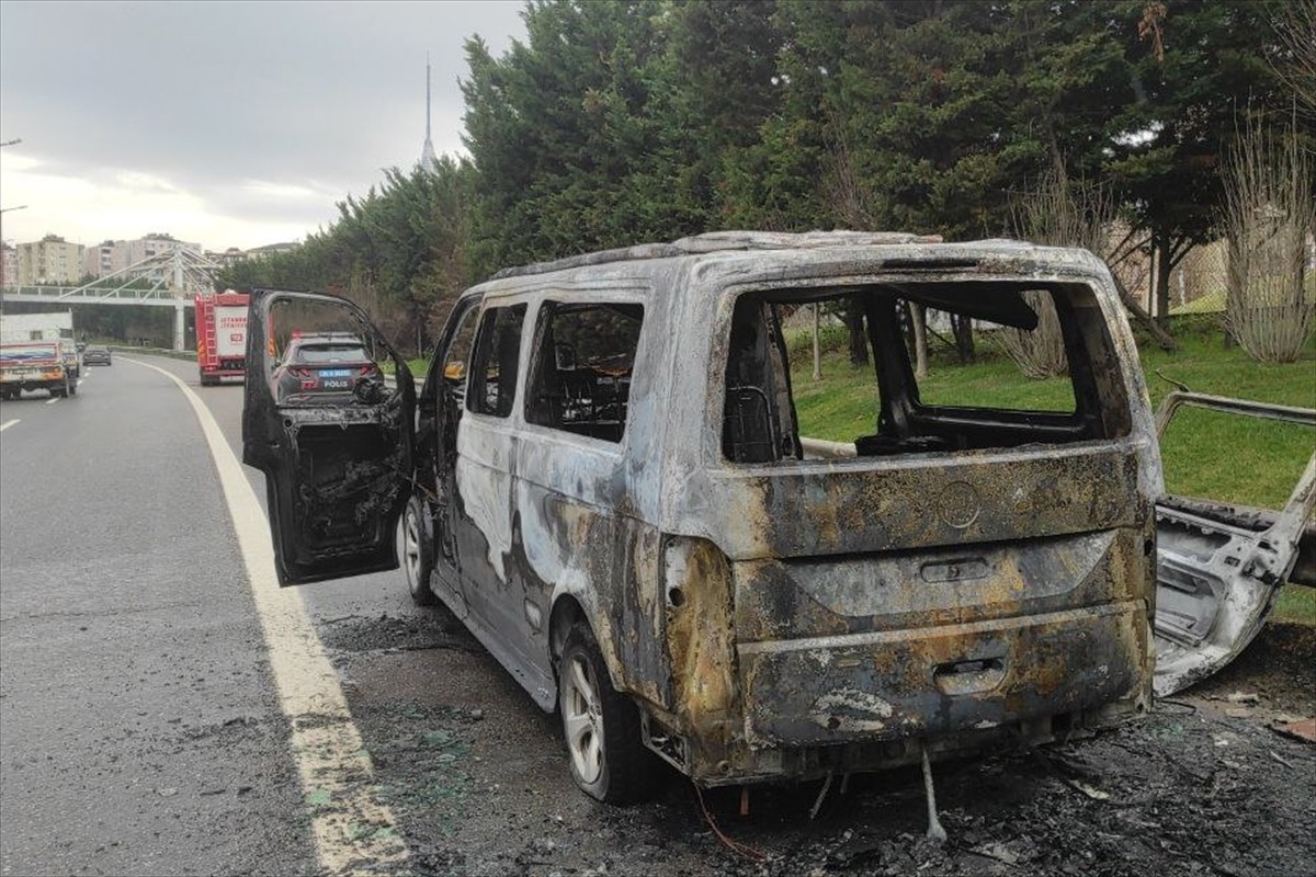 İstanbul'da, TEM Otoyolu Çamlıca bağlantısında seyir halindeki 34 GBY 113 plakalı minibüste, henüz...