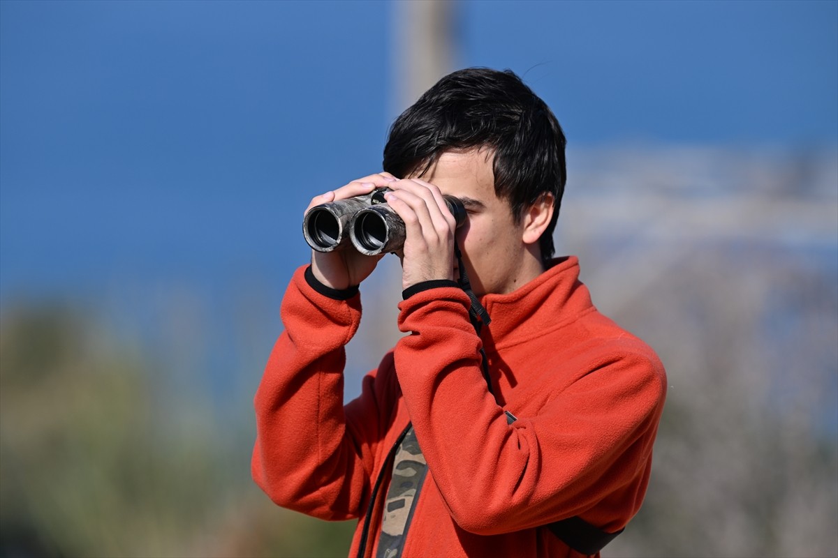 İstanbul'da yaşayan ve 9 yaşından beri kuş gözlemciliğine merak duyan lise öğrencisi Çağan...