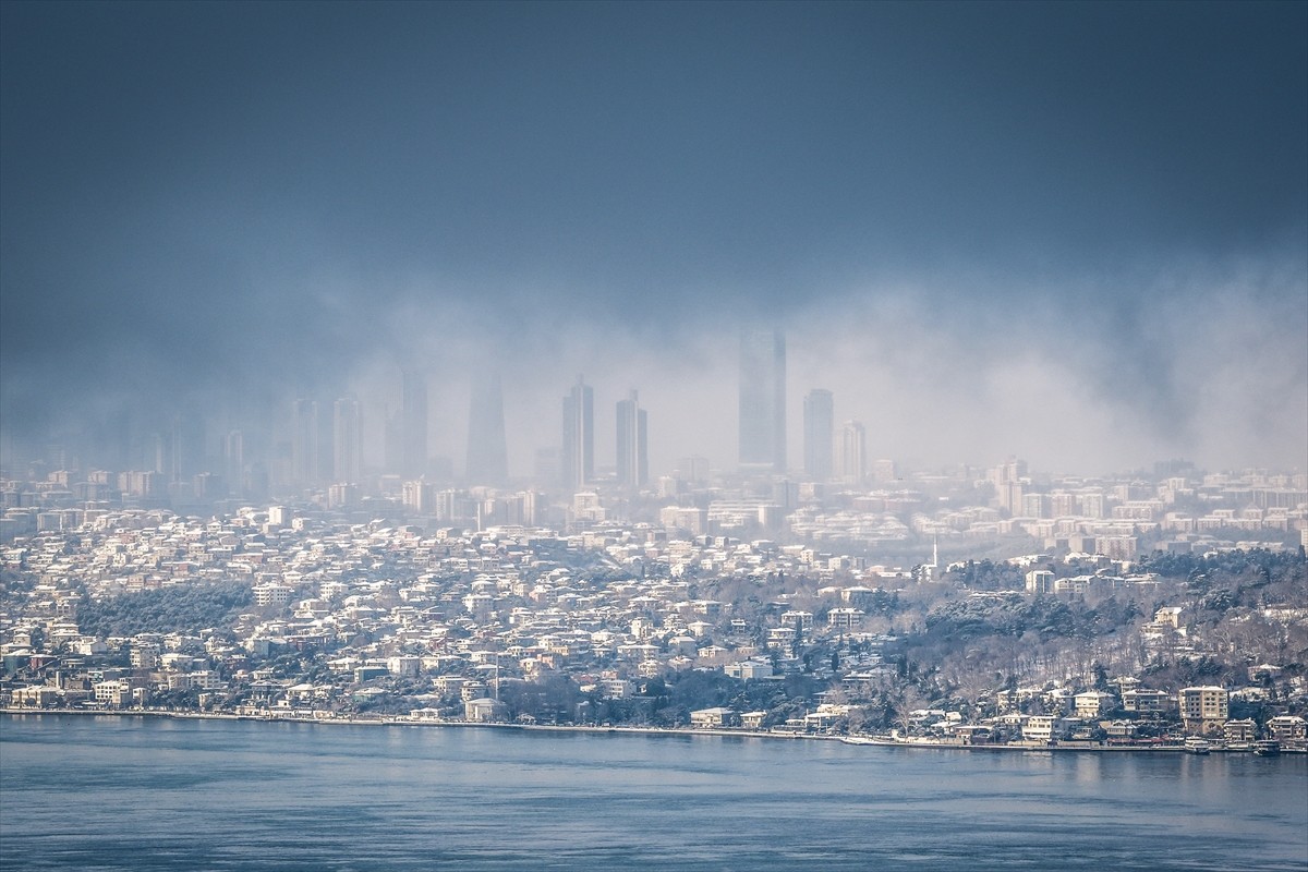 İstanbul'un bazı ilçelerinde kar yağışı aralıklarla hafif şekilde etkisini sürdürüyor. Kentin...