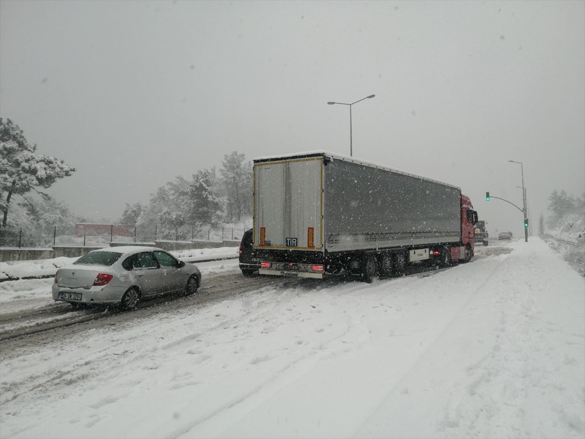 İstanbul'un bazı ilçelerinde kar yağışı etkili oldu. Avrupa Yakası'nda sabah saatlerinde başlayan...