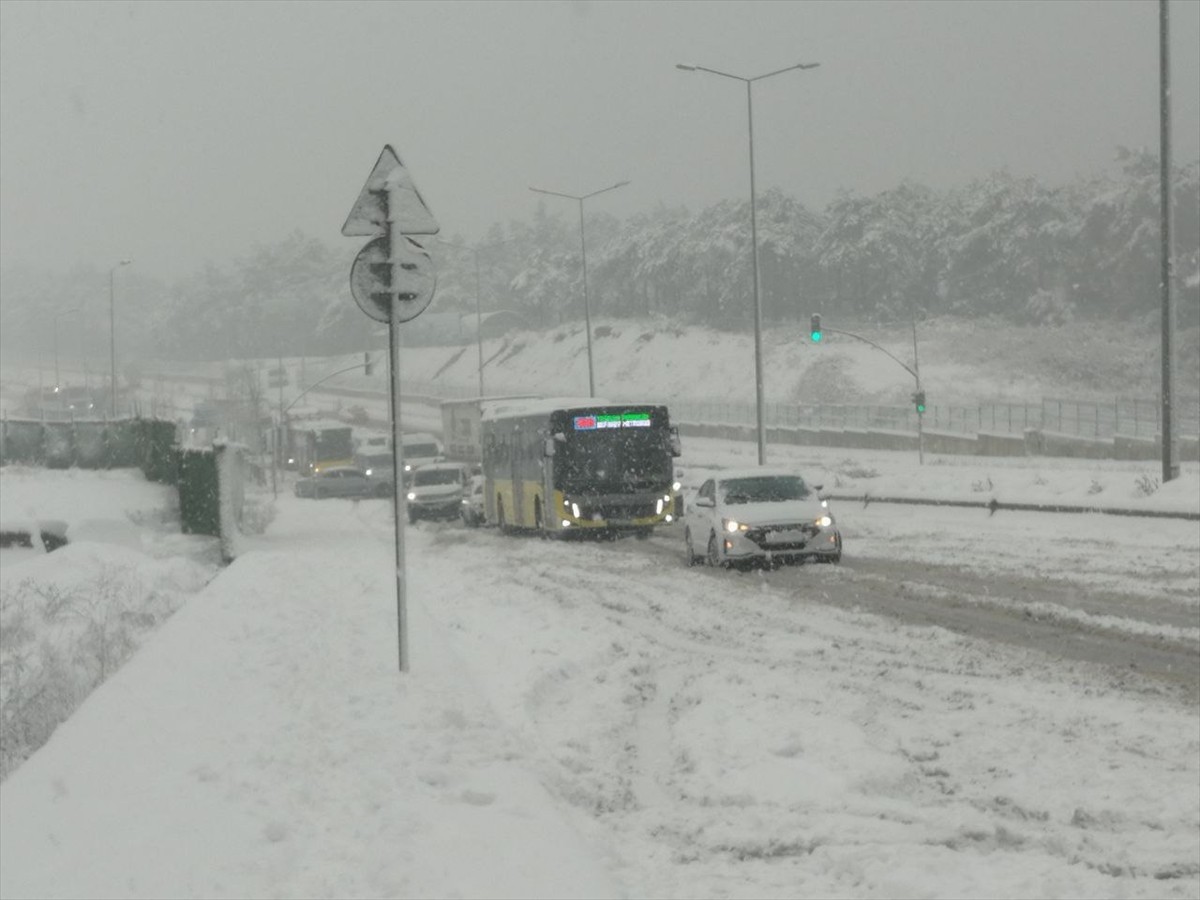 İstanbul'un bazı ilçelerinde kar yağışı etkili oldu. Avrupa Yakası'nda sabah saatlerinde başlayan...