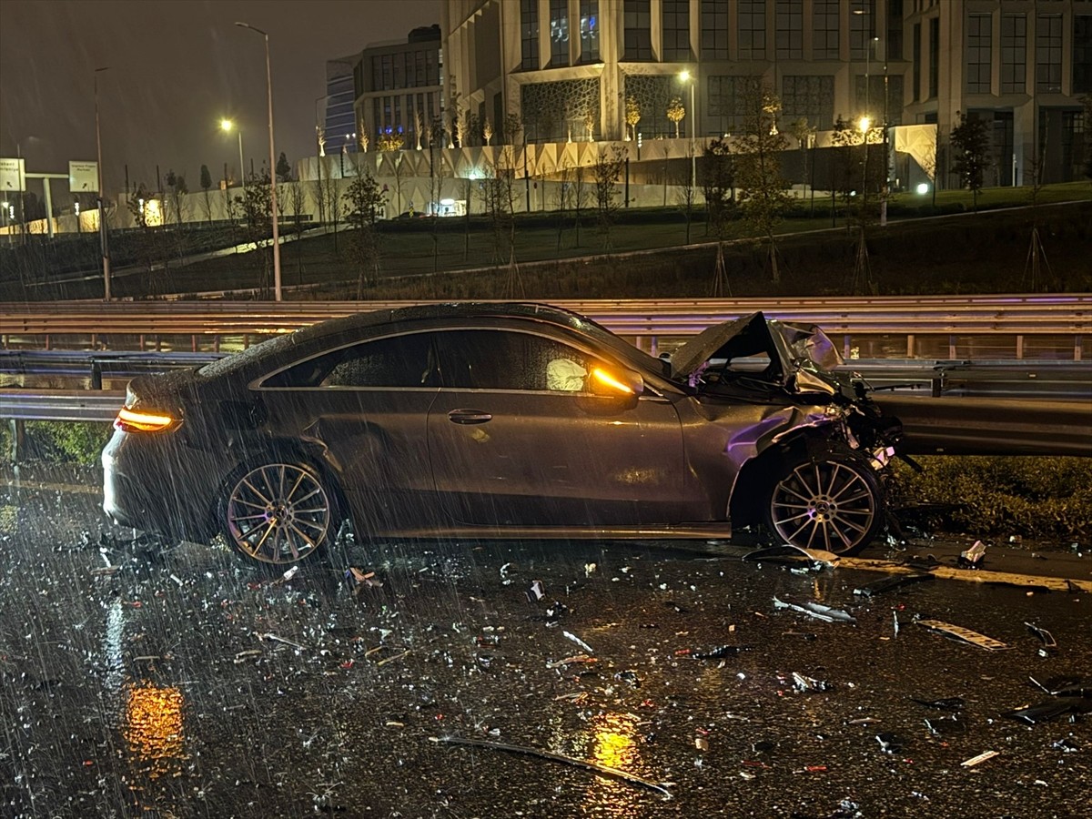 İstanbul, Ataşehir'de meydana gelen zincirleme trafik kazasında 1 kişi öldü, biri ağır 2 kişi...