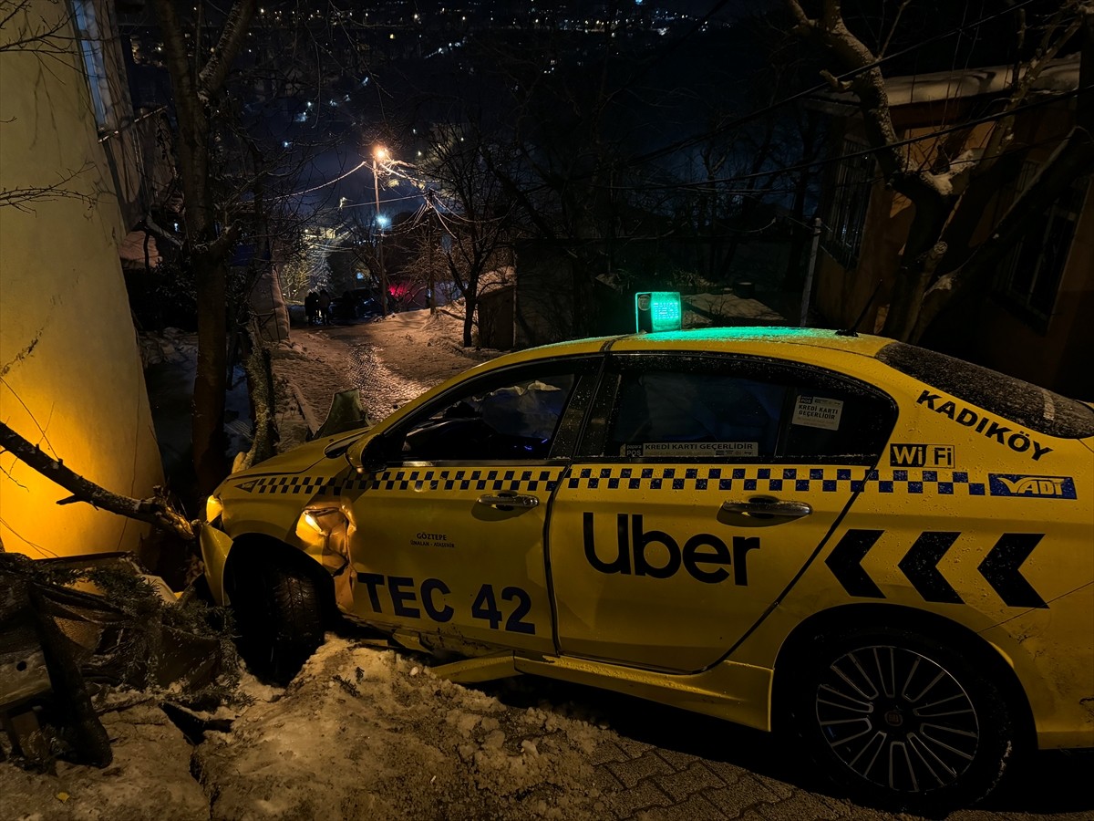 İstanbul Beykoz'da buzlanma nedeniyle kayan otomobilin bir taksi ile iki evin duvarına çarpması...