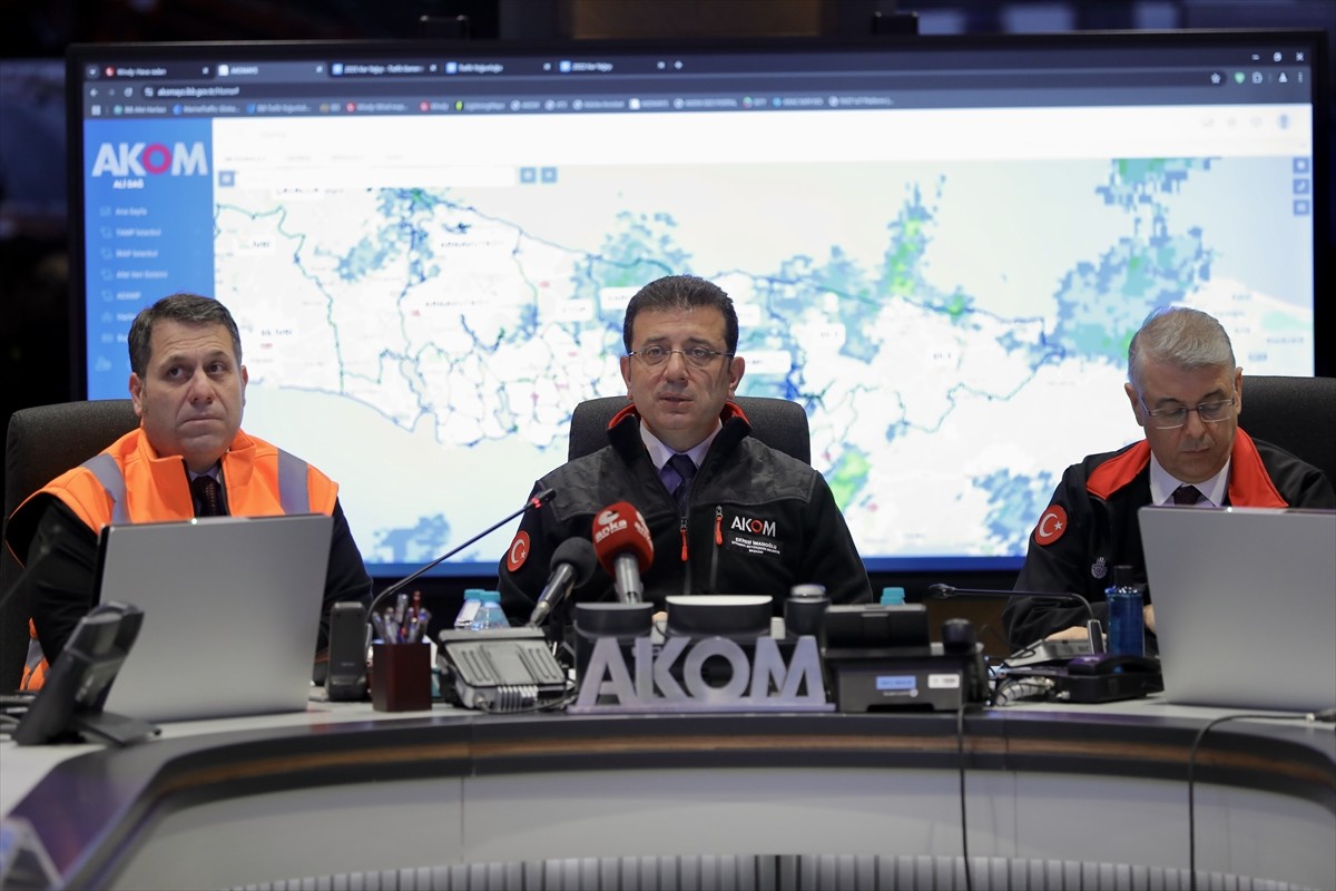 İstanbul Büyükşehir Belediye (İBB) Başkanı Ekrem İmamoğlu (ortada), İBB Afet Koordinasyon...