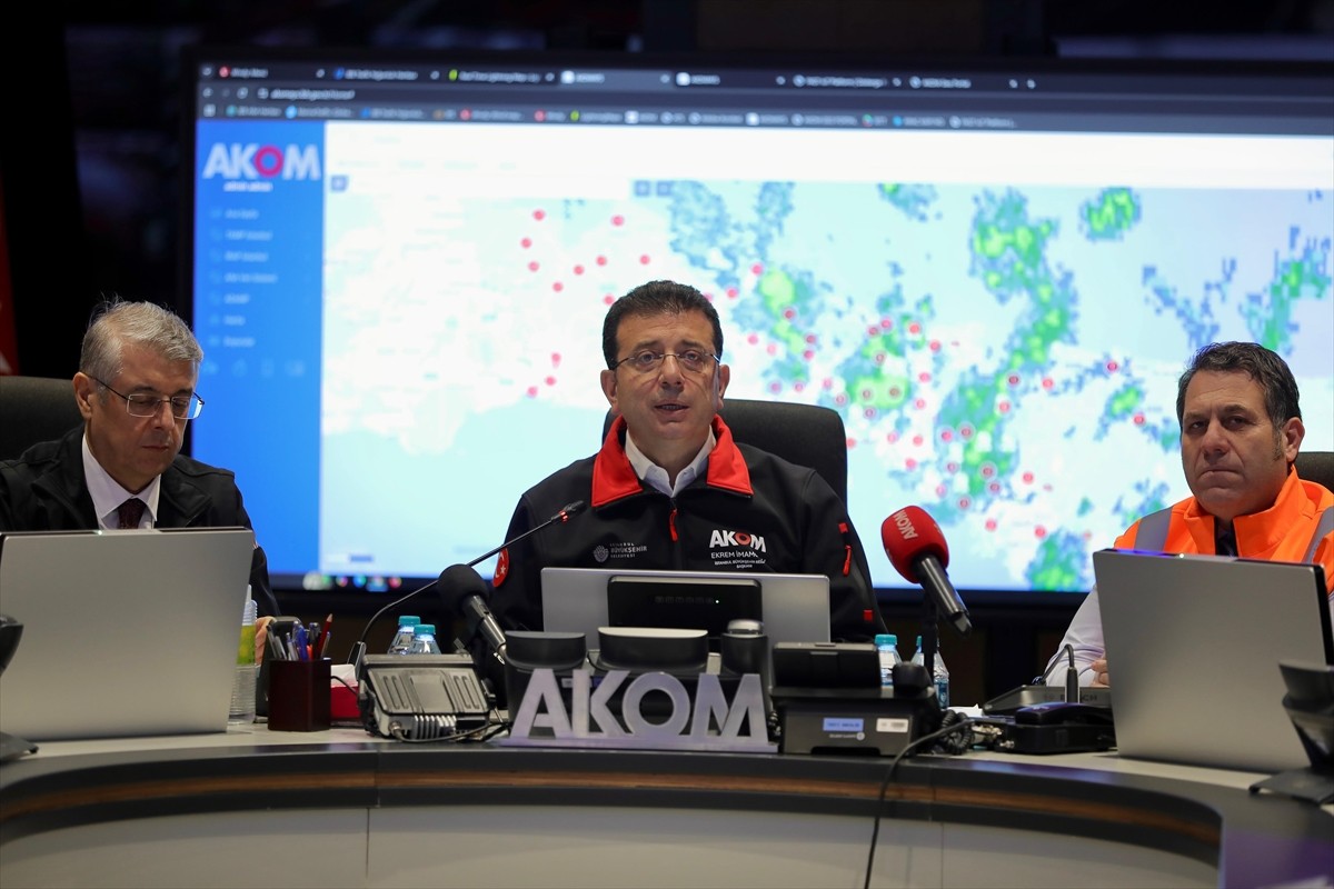 İstanbul Büyükşehir Belediye (İBB) Başkanı Ekrem İmamoğlu (sağ 2), kentte yaşanan olumsuz hava...