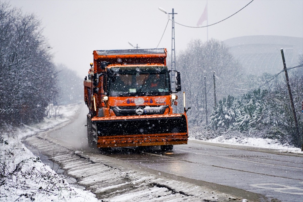 İstanbul Büyükşehir Belediyesi (İBB) Afet Koordinasyon Merkezi (AKOM), bu gece ve yarın sabah...