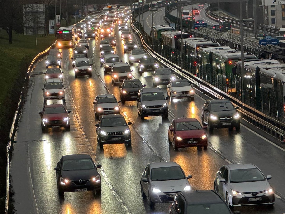 İstanbul’da bazı bölgelerde etkili olan sağanak nedeniyle haftanın ilk iş gününde trafik yoğunluğu...
