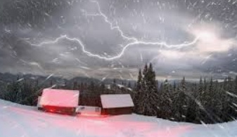 İstanbul’da olağanüstü doğa olayı! Kar yağarken çakan şimşek ile görsel şölen korkusu 