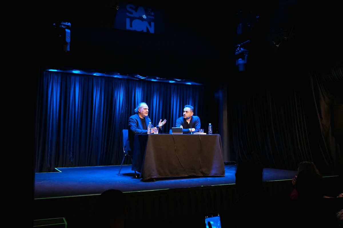 İstanbul Kültür Sanat Vakfı'nın (İKSV) edebiyat söyleşileri kapsamında yazar Tarık Tufan (solda)...