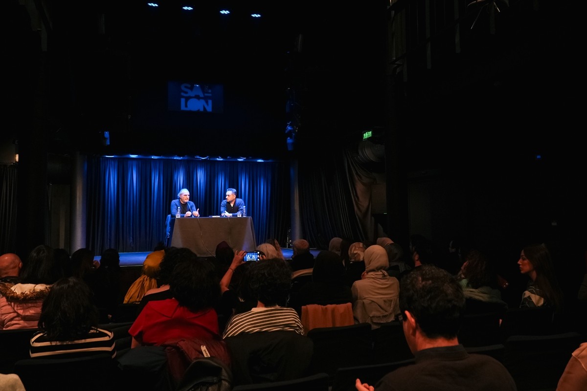 İstanbul Kültür Sanat Vakfı'nın (İKSV) edebiyat söyleşileri kapsamında yazar Tarık Tufan (solda)...