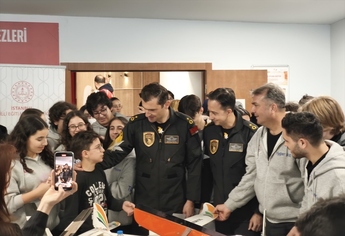 İstanbul Milli Eğitim Müdürlüğünce yürütülen "Köklerden Göklere Projesi" kapsamında, Türk Hava...