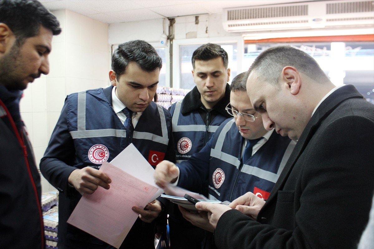 İstanbul Ticaret İl Müdürlüğü ekipleri kentte denetimlerini aralıksız sürdürürken, ramazan ayı...